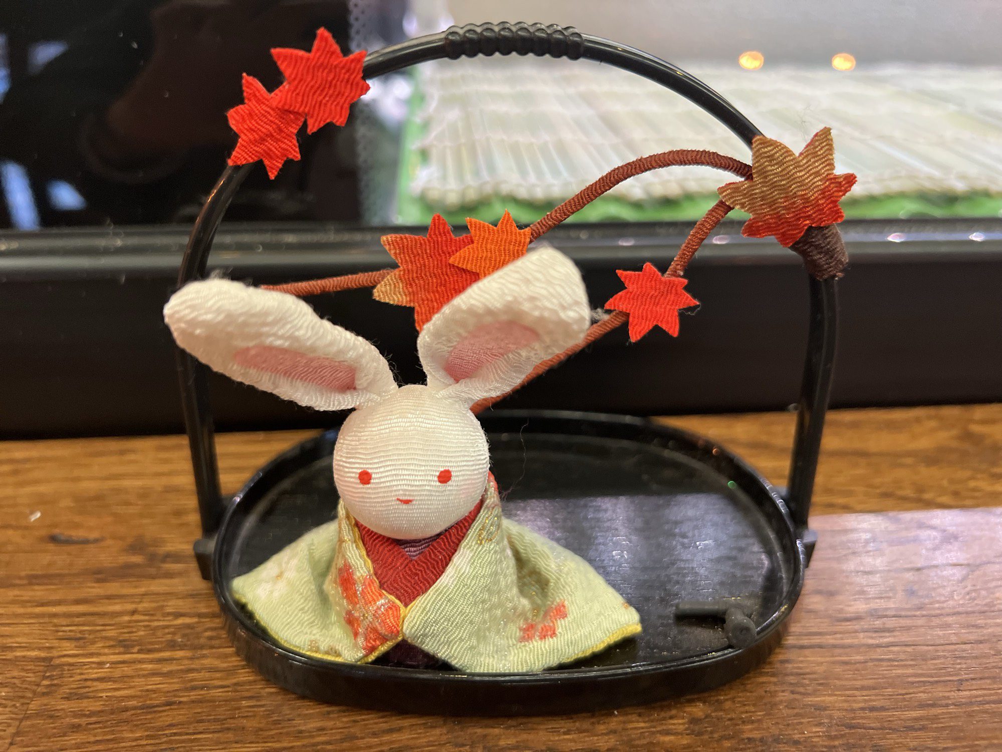 Hasenfigur mit Herbstlaub