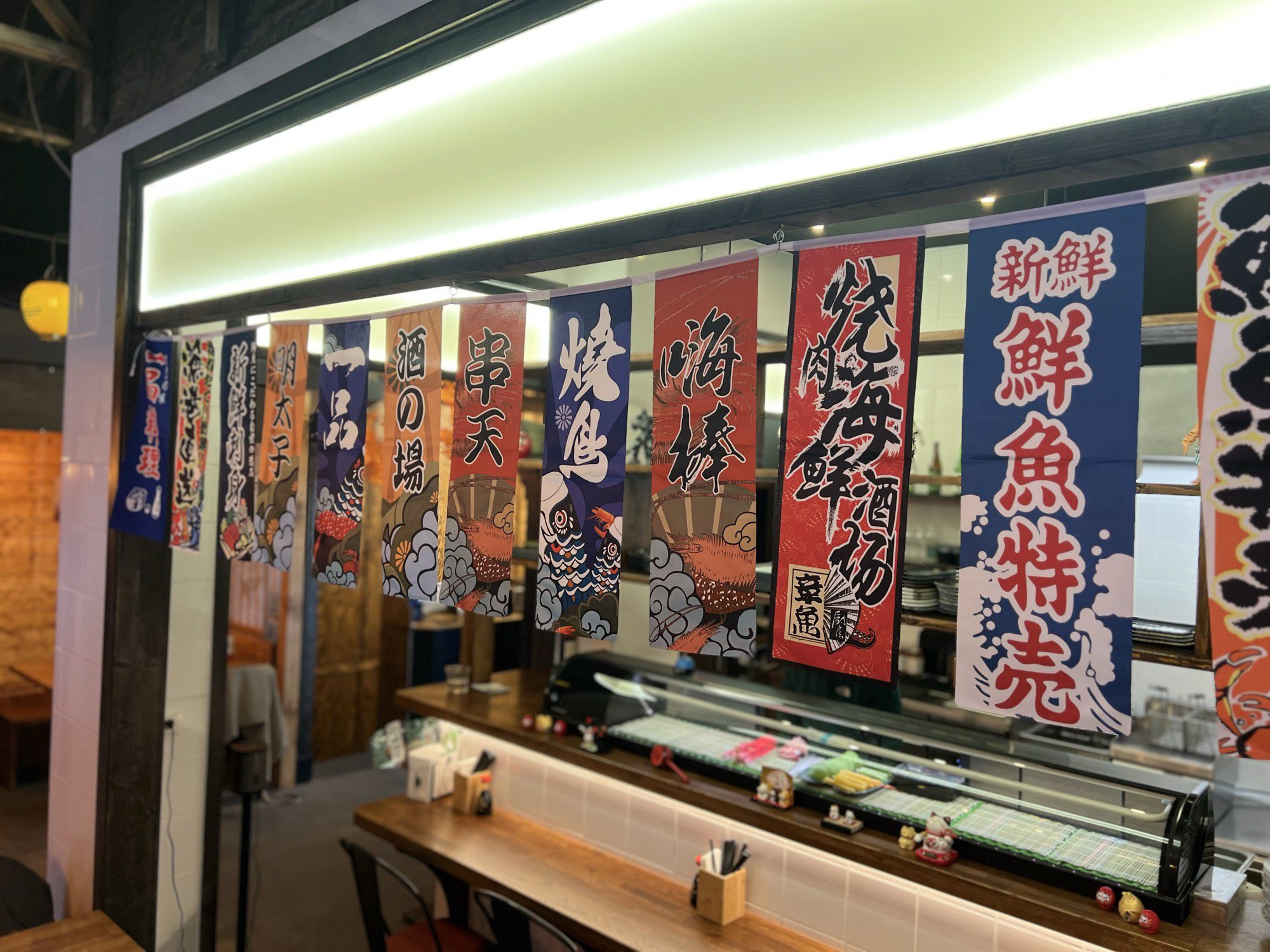 Sushi-Theke mit bunten Bannern